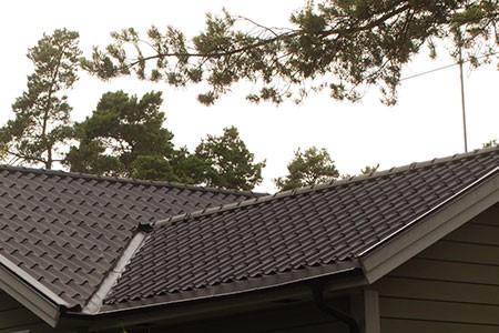 Takpanneplåten s.k profilerad plåtprofil är framtagen och utformad för att efterlikna takpannor till utseendet.